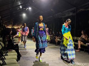 Sarung Hingga Tenun, Warna Nusantara Meriahkan Runway Bali Fashion Trend 2025