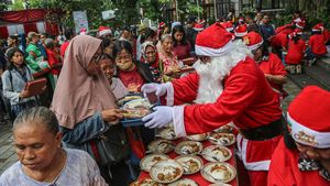 Relawan Bagikan Makanan Gratis Sambut Natal di Semarang
