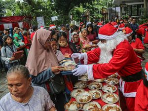 Relawan Bagikan Makanan Gratis Sambut Natal di Semarang