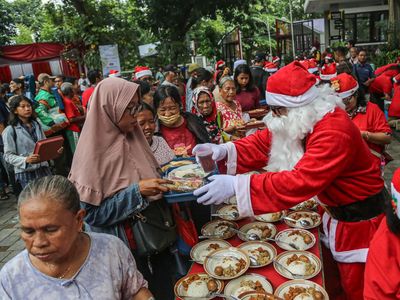 Relawan Bagikan Makanan Gratis Sambut Natal di Semarang