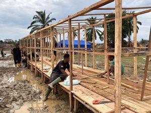 Brimob Bangun MCK Umum untuk Korban Bencana di Kuala Simpang Aceh