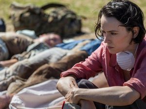 Bintang Star Wars Daisy Ridley Lawan Zombie di We Bury The Dead