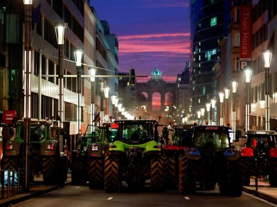 Traktor Petani Kembali Blokade Jalan Saat KTT Uni Eropa di Brussels