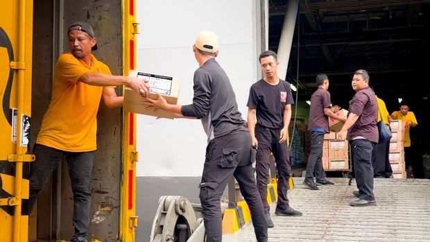 Relawan bergotong royong memasukan barang bantuan ke dalam kapal. Foto Dok: Archipelago