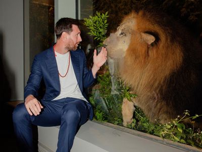 Gaya Messi Kunjungi Kebun Binatang di India, Interaksi Hangat dengan Satwa