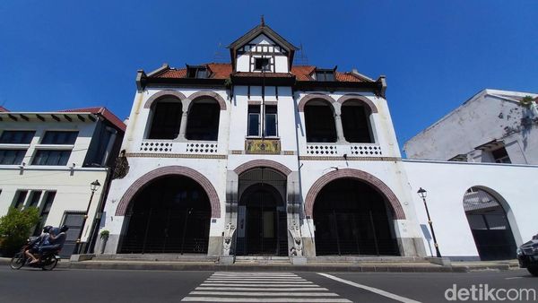Melihat Lebih Dekat Gedung Singa Surabaya