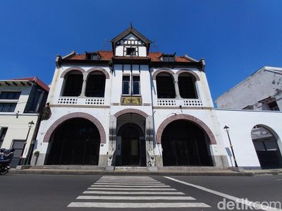 Melihat Lebih Dekat Gedung Singa Surabaya