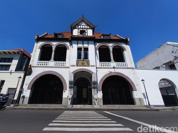 Melihat Lebih Dekat Gedung Singa Surabaya