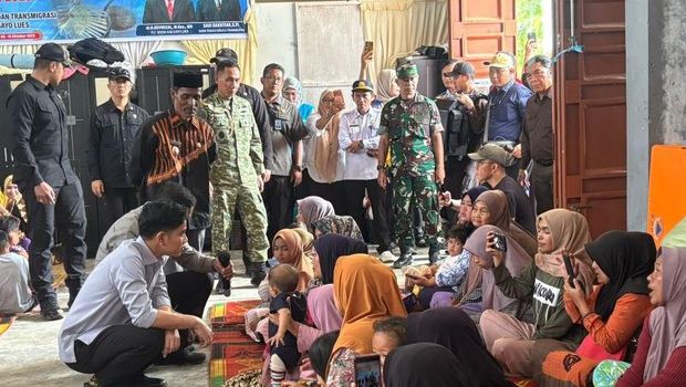 Wakil Presiden Gibran Rakabuming Raka menyapa warga di posko pengungsian BLK Blangkejeren, Kabupaten Gayo Lues, Aceh, Rabu (17/12/2025). (ANTARA/Mentari Dwi Gayati)