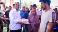 Gubernur Sulsel Beri Bantuan Rp 352 Juta untuk Korban Puting Beliung Pinrang