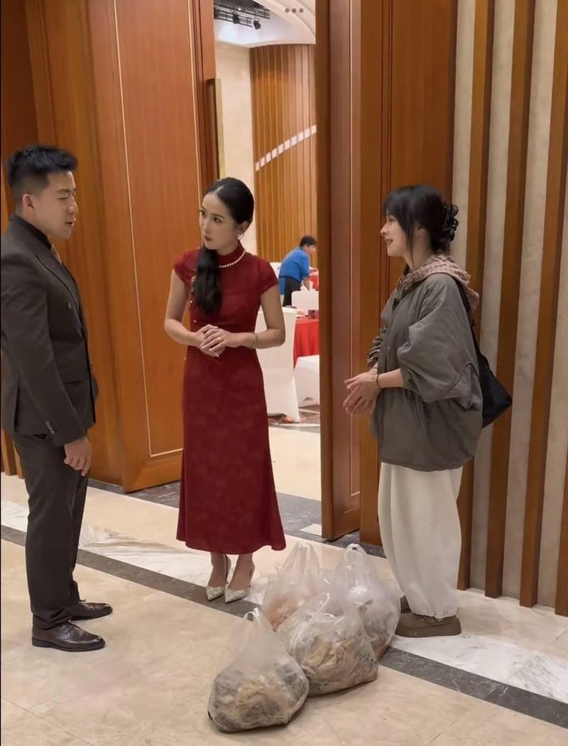 Hadiri 100 Pernikahan, Wanita Ini Bawa Pulang Puluhan Kg Makanan untuk Kucing