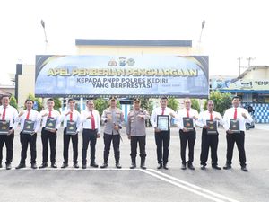 Kapolres Kediri Beri Penghargaan ke 69 Personel Berprestasi