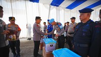 Wujud Empati, Kapolri Beri Bantuan kepada Anggota Polri Korban Bencana di Sumbar
