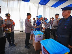 Wujud Empati, Kapolri Beri Bantuan kepada Anggota Polri Korban Bencana di Sumbar