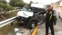 Pikap Hantam Truk Gandeng di Tol Jombang, 1 Orang Tewas-2 Luka