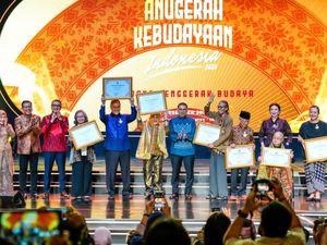 Kemenbud Berikan Penghargaan ke Tokoh Adat-Seniman, Berikut Daftarnya