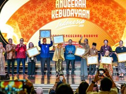 Kemenbud Berikan Penghargaan ke Tokoh Adat-Seniman, Berikut Daftarnya