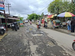 Jalan MT Haryono Binjai Rusak Lagi, Warga Kesal Diperbaiki Tetap Berlubang