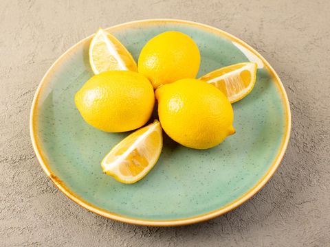 Kulit lemon diketahui bisa membantu mencegah pertumbuhan bakteri di mulut yang berisiko menyebabkan gigi berlubang/Foto: Freepik.com