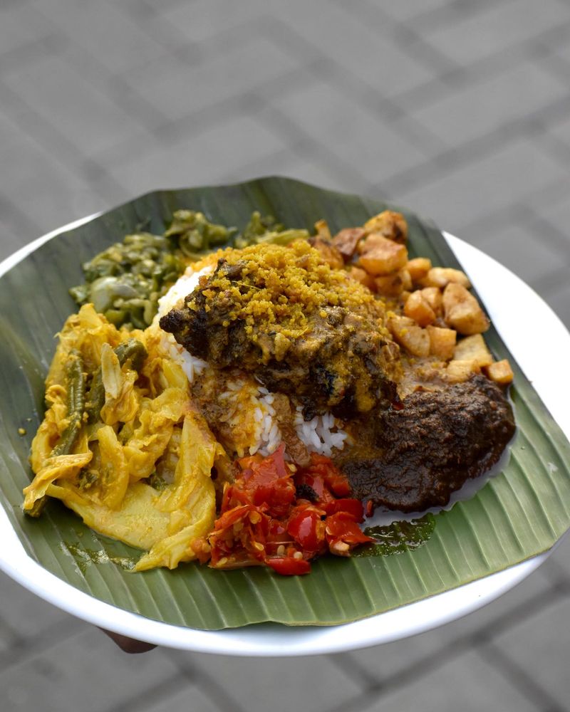 Lamak Bana! 10 Nasi Kapau Enak di Jakarta dengan Puluhan Lauk