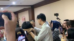 Pelukan Hangat Pacar untuk Ammar Zoni yang Jalani Sidang Narkoba Hari Ini