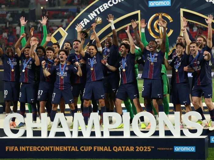 Soccer Football - FIFA Intercontinental Cup - Final - Paris St Germain v Flamengo - Ahmad Bin Ali Stadium, Al-Rayyan, Qatar - December 17, 2025  Paris St Germain's Marquinhos lifts the trophy with teammates after winning the FIFA Intercontinental cup final REUTERS/Mohammed Salem     TPX IMAGES OF THE DAY