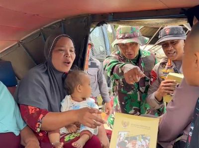 TNI-Polri Bagikan Susu Bagi Warga Korban Bencana di Tapsel