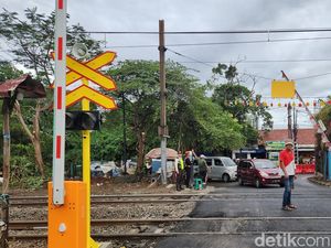 Bahaya Menerobos Palang Kereta Api, Ini Risiko yang Bisa Terjadi