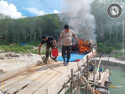 Polisi-TNI Obrak-abrik PETI di Kebun Karet Kuansing, 48 Rakit Dimusnahkan