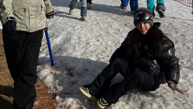 Potret Han Ji Min berseluncur di resor ski