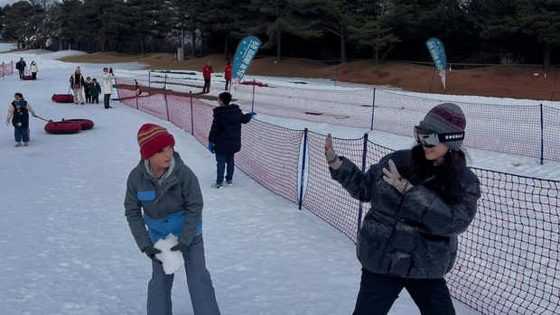 Han Ji Min belum lama ini melakukan aktivitas seru di musim dingin dengan mengunjungi resor ski. Sang aktris mengajak orang terdekat untuk berbagi suka cita.