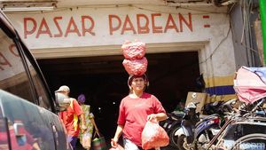 Potret Kuli Panggul di Pasar Pabean Surabaya