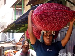 Beban Ganda Perempuan Kuli Panggul di Pasar Pabean Surabaya