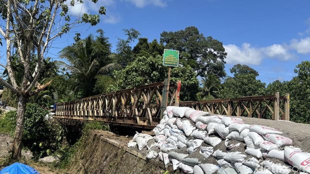 Prabowo meninjau jembatan bailey Mantuang di Padang Pariaman, Kamis (18/12/2025).