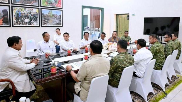 Presiden Prabowo Subianto (kiri) bersama sejumlah menteri dan pimpinan lembaga negara di Markas Komando Daerah Militer Sumatra Barat, Rabu (17/12/2025). (ANTARA/Instagram/@sekretariat.kabinet)