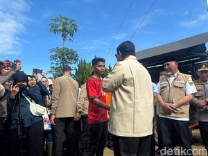 Momen Prabowo Tanya Nama-nama Menteri ke Pengungsi Bencana Sumbar