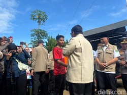 Momen Prabowo Tanya Nama-nama Menteri ke Pengungsi Bencana Sumbar