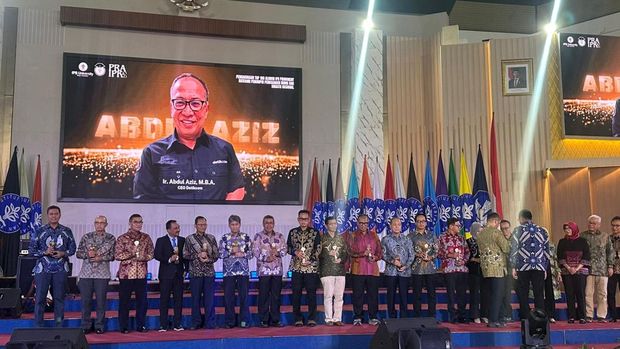 Presiden ke-6 RI SBY menerima penghargaan Super Alumni IPB. (Rizky Adha/detikcom)