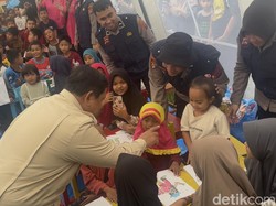 Prabowo Ajak Ngobrol Anak Menggambar saat Tinjau Posko Pengungsian Agam