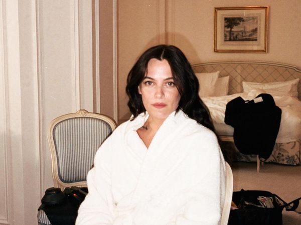 Potret Aktris Riley Keough yang Disebut Ibu dari Anak Ketiga John Travolta