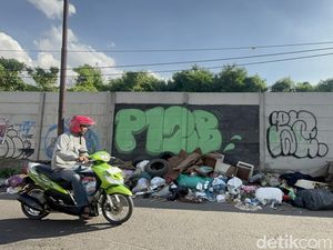 Parah, Ada Sofa-Meja Dibuang Sembarangan di Tepi Jalan Surabaya