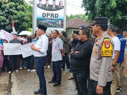 DPRD Tangsel Digeruduk Warga Buntut Polemik Tumpukan Sampah