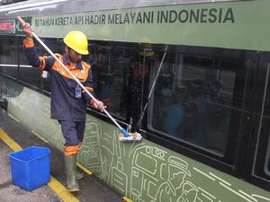 Siap Sambut Nataru, Gerbong KA Gajayana Dimandikan