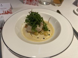 Spesial! Caviar Box hingga Dessert Jadi Suguhan Natal Intimate di Hotel Ini