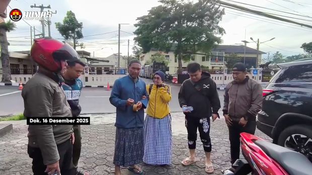Tim Polsek Cileungsi membagi peran untuk menangkap pelaku perampokan sadis dengan korban pasutri lansia di Bogor. (dok Istimewa)