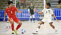 Indonesia berusaha bangkit di paruh kedua dengan meningkatkan tempo permainan dan rotasi pemain. Namun, solidnya pertahanan Vietnam serta efektivitas penyelesaian akhir membuat peluang Indonesia belum berbuah gol hingga laga usai. ANTARA FOTO/NOVA WAHYUDI