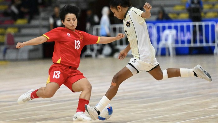 Sejumlah pemain dan official Timnas Futsal Indonesia berpose dengan medali peraknya usai upacara penghargaan pemenang (UPP) final Futsal putri SEA Games 2025 di Bangkokthonburi University, Thawi Watthana, Bangkok, Thailand, Kamis (18/12/2025). Timnas Futsal putri Indonesia meraih medali perak usah kalah dari Vietnam dengan skor 5-0. ANTARA FOTO/Nova Wahyudi/bar
