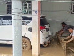 Momen Kijang Innova Reborn Dipakai Buat Bersih-bersih Lumpur