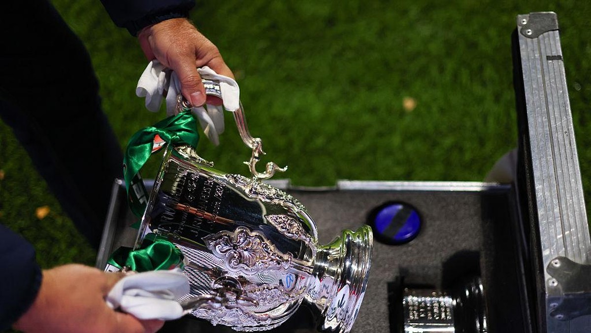 Trofi Carabao Cup saat diletakkan dalam kotak khusus. Foto: Getty Images/Robbie Jay Barratt - AMA