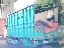 Video: Viral! Aksi Bajing Loncat Jarah Barang dari Dalam Truk di Cakung